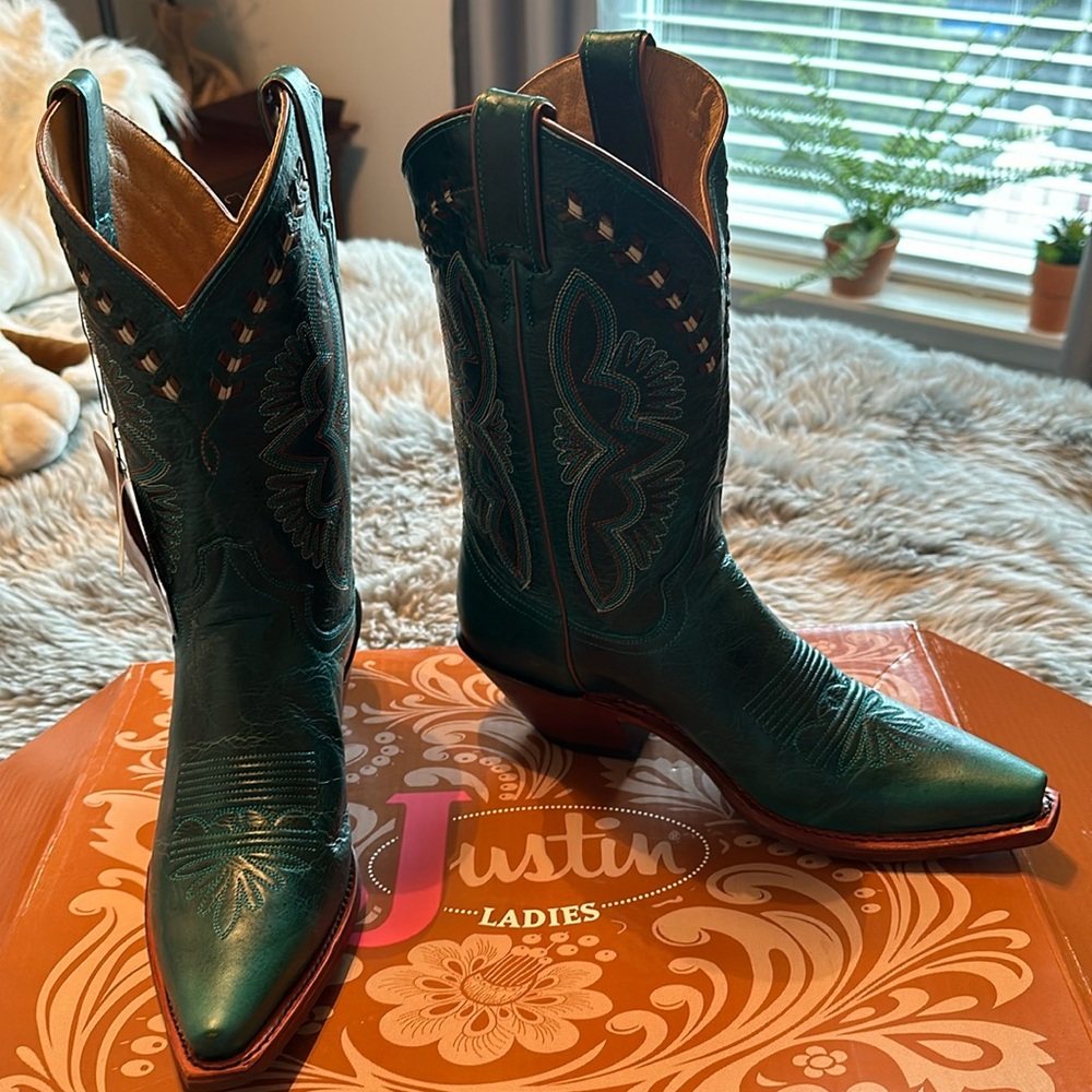 Ladies Justin Cowboy Boots Size 8.5 NWT!